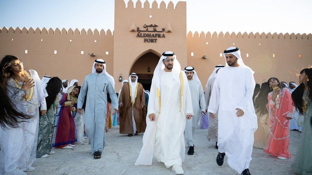 حمدان بن زايد يشهد العرس الجماعي الـ20 لـ76 شاباً من أبناء الظفرة