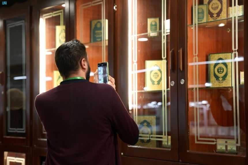 ضيوف برنامج خادم الحرمين للعمرة يزورون مجمع طباعة المصحف الشريف