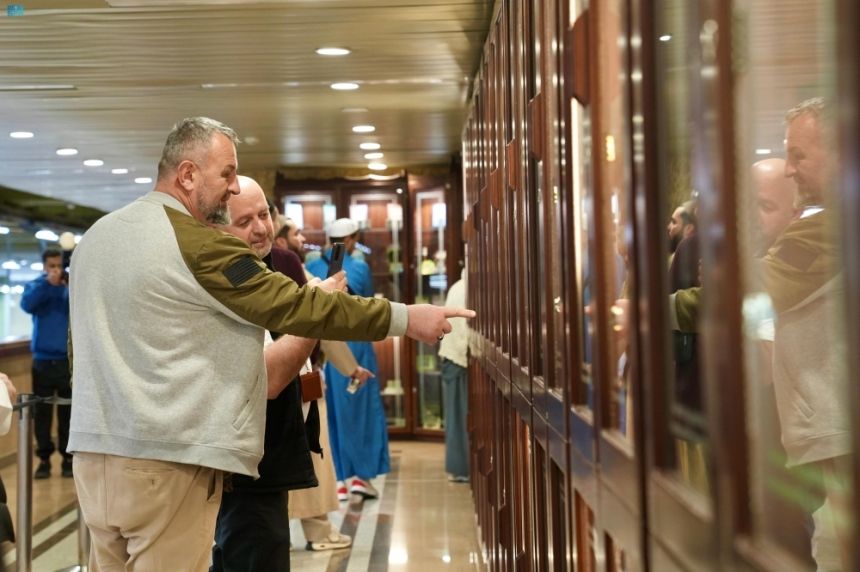 ضيوف برنامج خادم الحرمين للعمرة يزورون مجمع طباعة المصحف الشريف