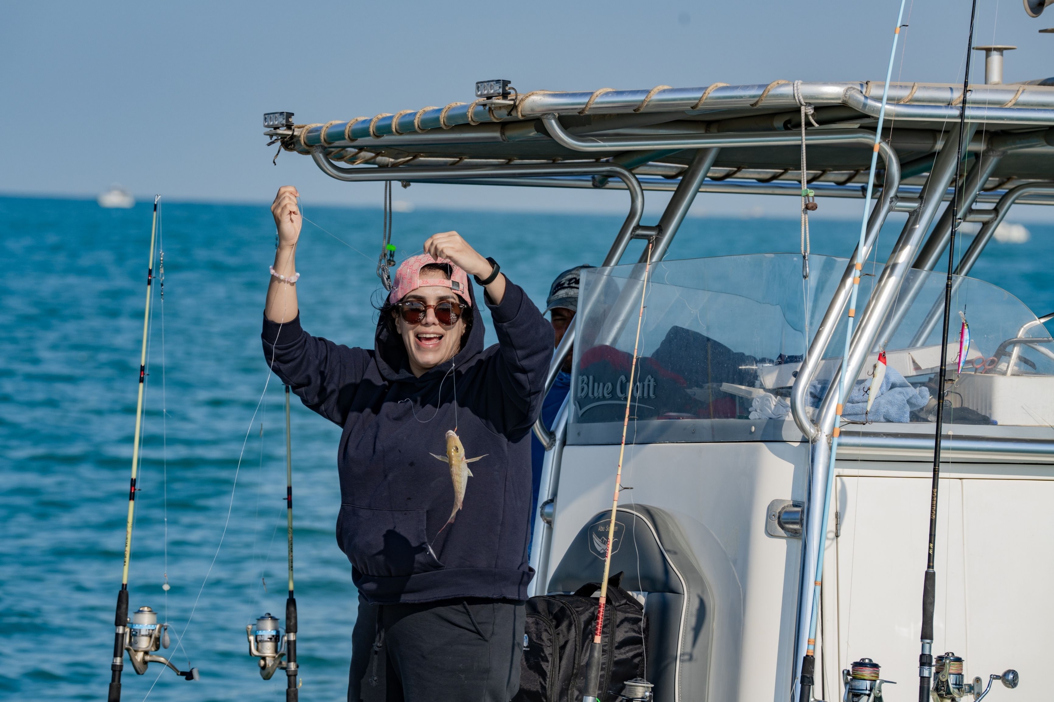 الامارات | عائشة الحمادي تحرز لقب بطولة أبوظبي لصيد الأسماك