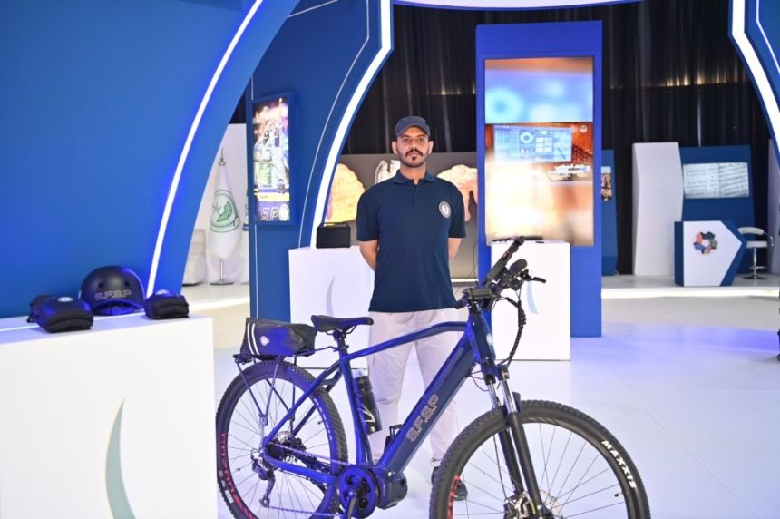 القوات الخاصة للأمن والحماية تستعرض تجهيزاتها في "مهرجان الإبل"