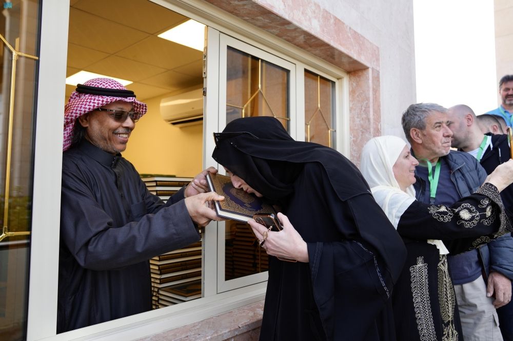 ضيوف برنامج خادم الحرمين للعمرة يزورون مجمع طباعة المصحف الشريف