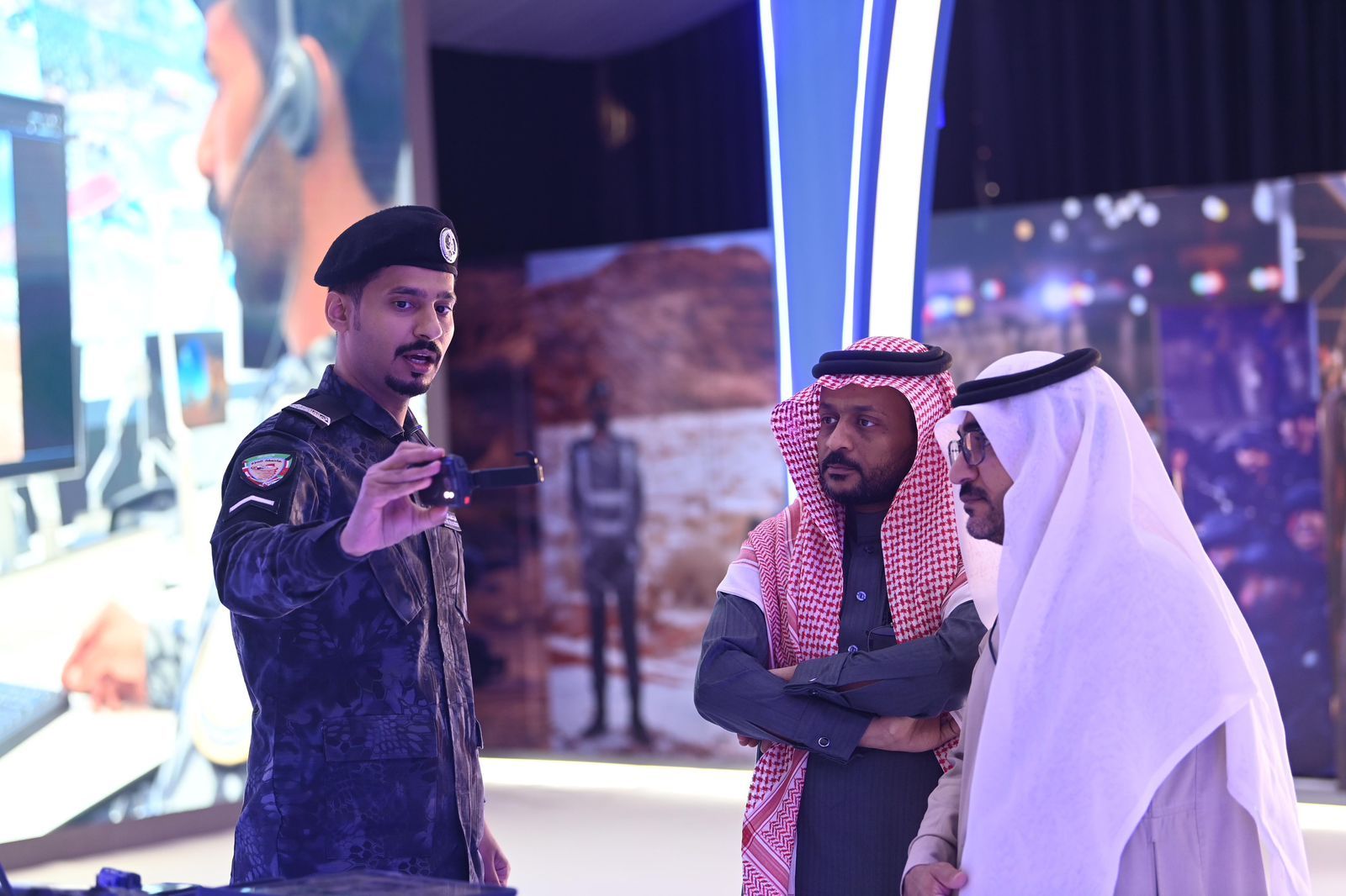 السعودية | القوات الخاصة للأمن والحماية تستعرض تجهيزاتها الأمنية في مهرجان الملك عبدالعزيز للإبل بالصياهد