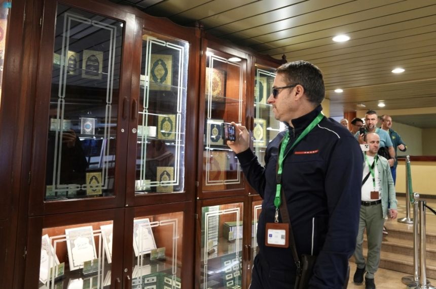 ضيوف برنامج خادم الحرمين للعمرة يزورون مجمع طباعة المصحف الشريف