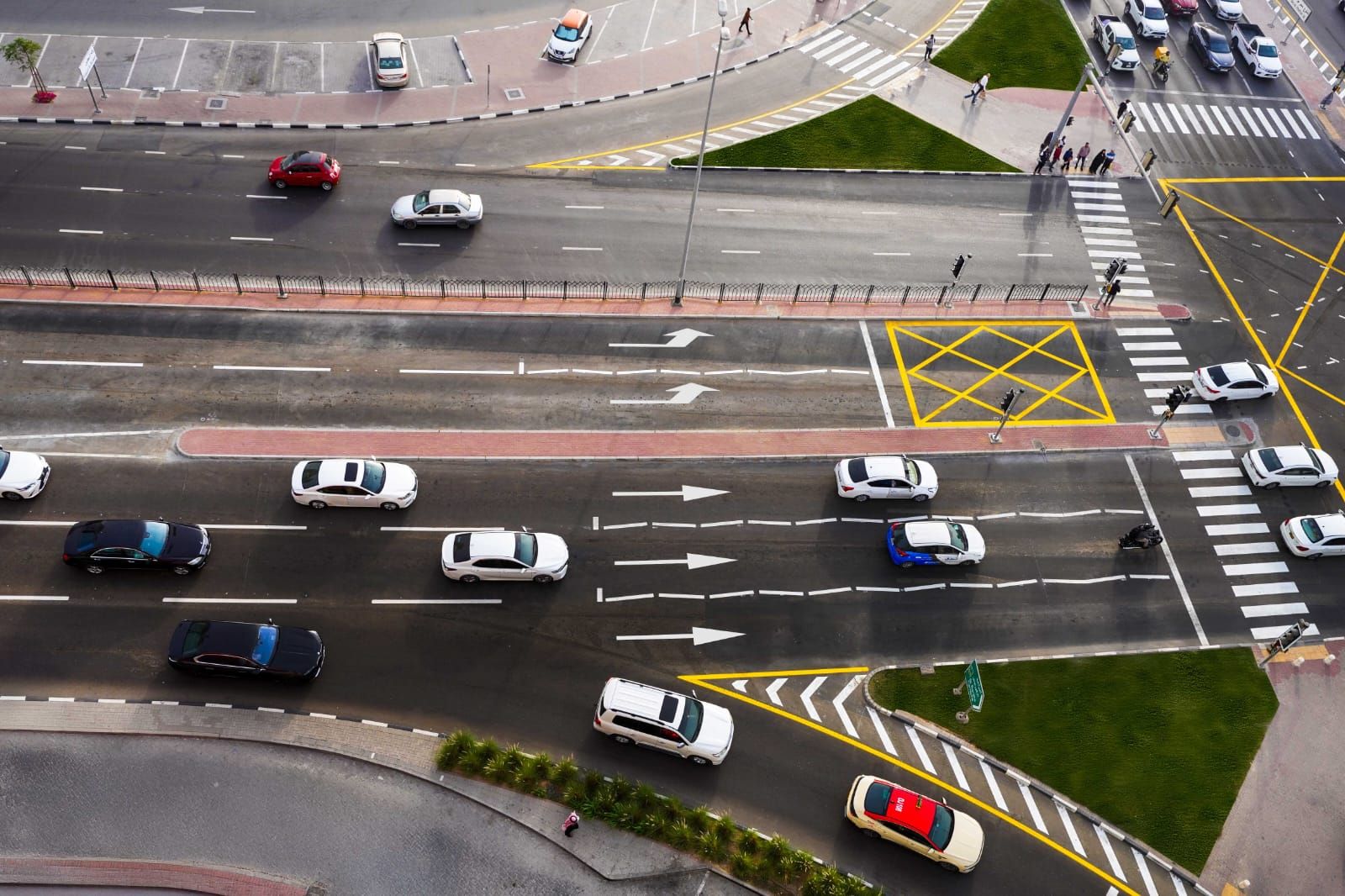 الامارات | "طرق دبي" تستكمل أعمال التوسعة المرورية على تقاطع شارع عمر بن الخطاب مع شارع آل مكتوم