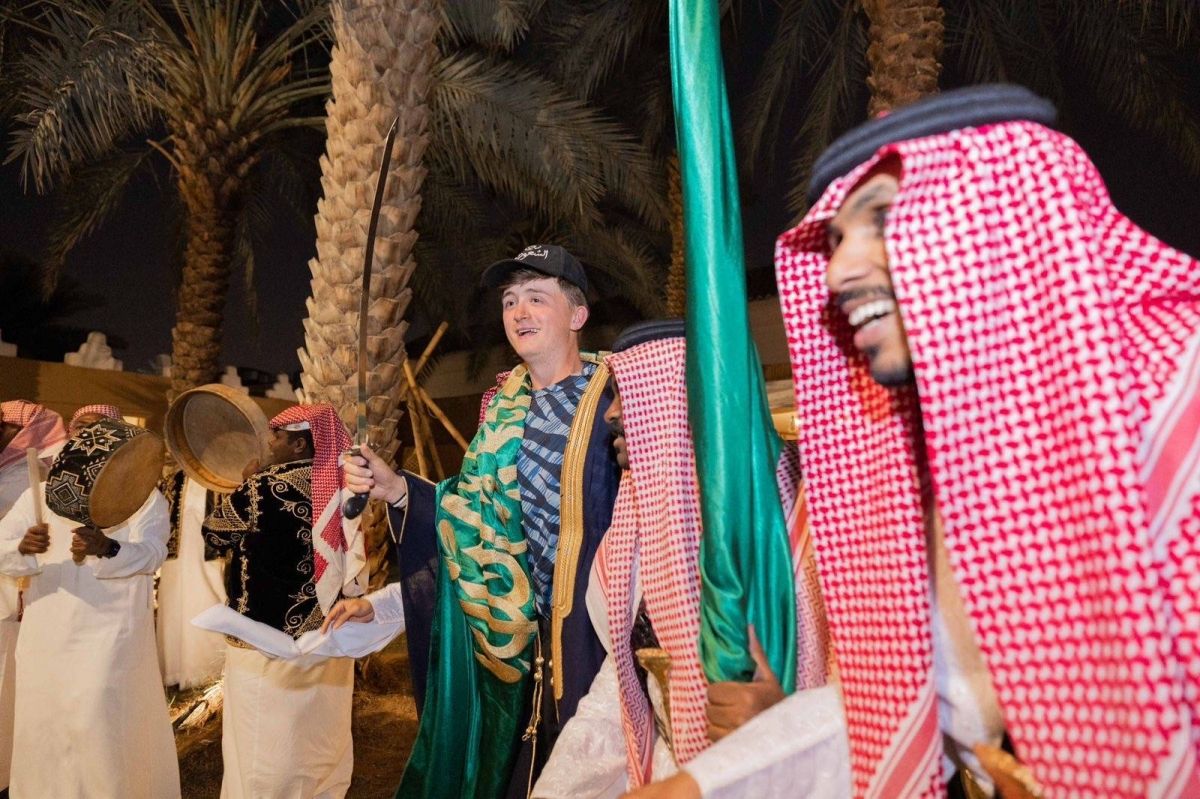 "شتانا... حكاية": رحلة "هنري مورز" إلى قلب الرياض.. حكاية تنبض بروح المغامرة وسحر السعودية