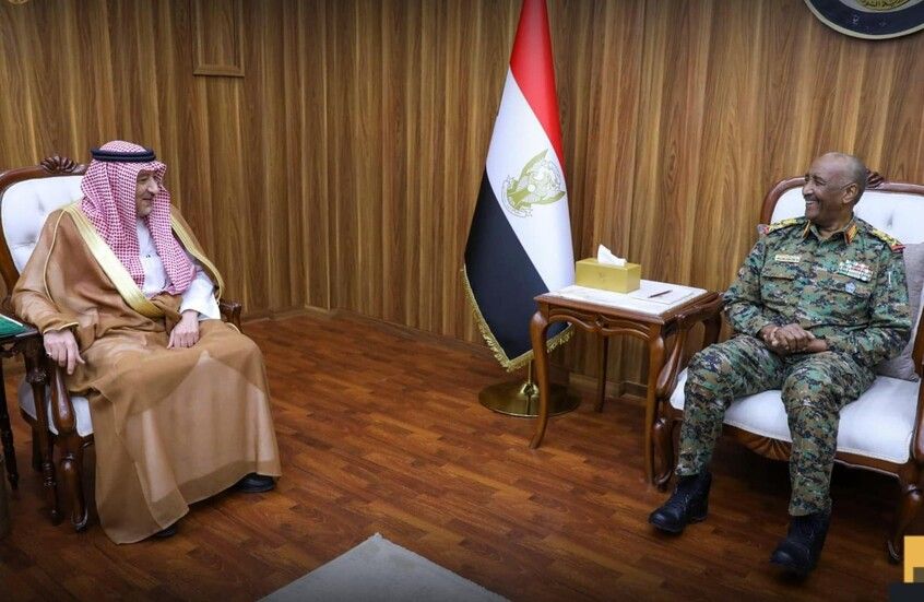 الخليج اليوم .. مسؤول سعودي رفيع يصل السودان ويلتقي بالبرهان