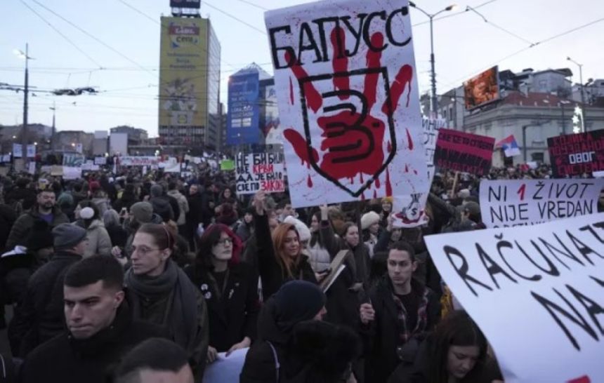 صور.. عشرات الآلاف يتظاهرون في العاصمة ضد الرئيس الصربي