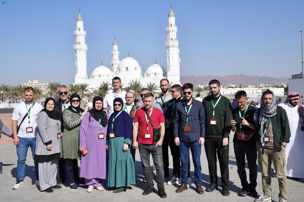 ضيوف برنامج خادم الحرمين يزورون مقبرة شهداء غزوة أحد ومسجد قباء