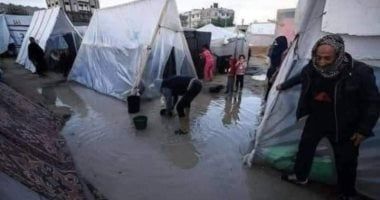 بطانية واحدة لـ 8 أطفال.. أسوشيتدبرس: الشتاء يضرب غزة بلا حماية من البرد