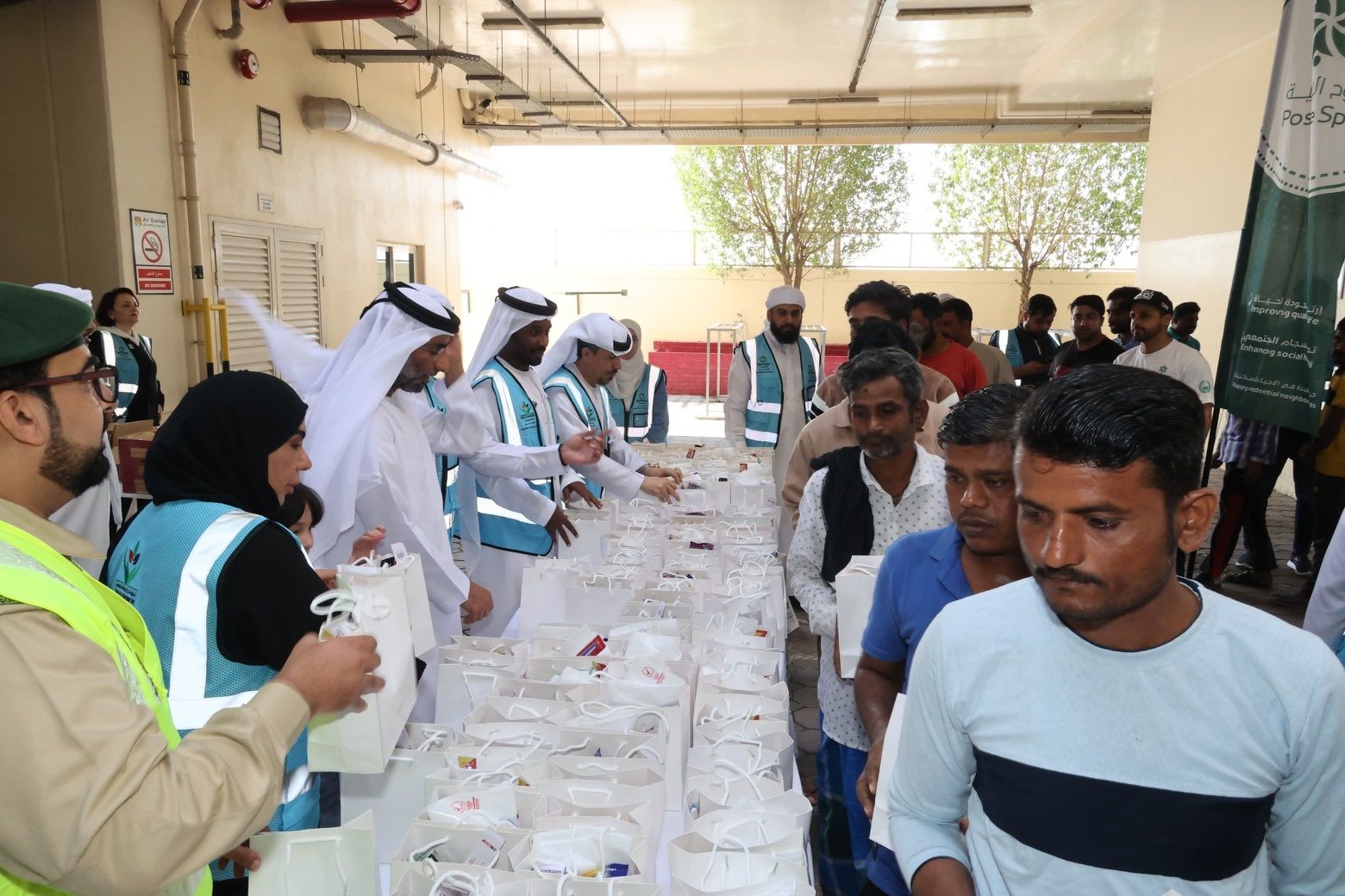 الامارات | شرطة دبي تنظم فعالية "عناية ورعاية" لأكثر من 200 عامل