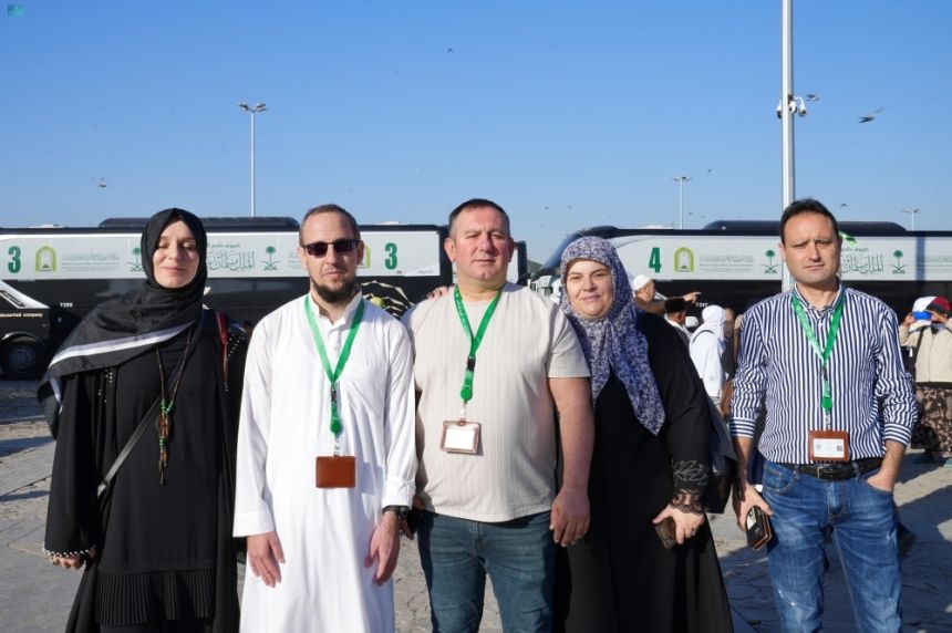 ضيوف برنامج خادم الحرمين يزورون مقبرة شهداء غزوة أحد ومسجد قباء