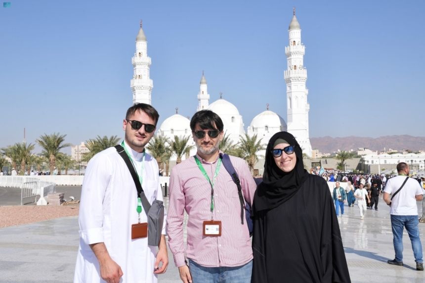 ضيوف برنامج خادم الحرمين يزورون مقبرة شهداء غزوة أحد ومسجد قباء