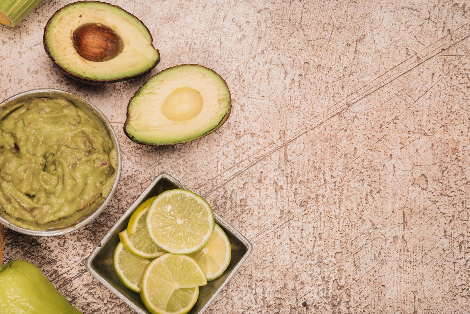 زيت الأفوكادو والخميرة.. مزيج طبيعي غني بالفيتامينات لأظافر مثاليّة