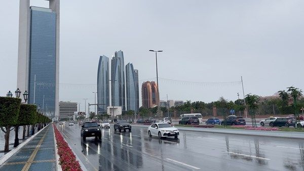 أمطار متفاوتة الغزارة على مناطق مختلفة من أبوظبي