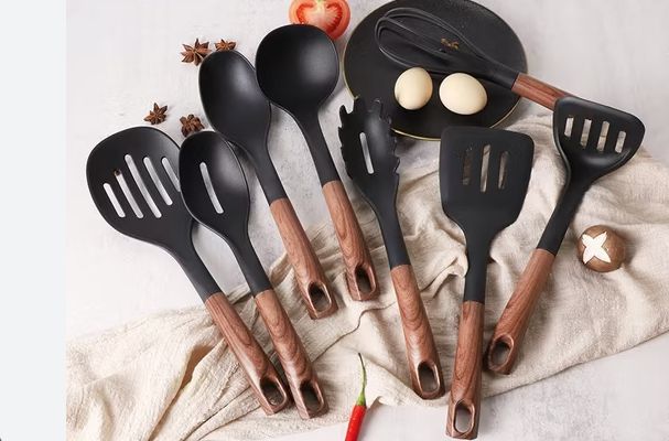 الامارات | دراسة تحذر: تجنبوا استخدام أدوات الطبخ البلاستيكية السوداء