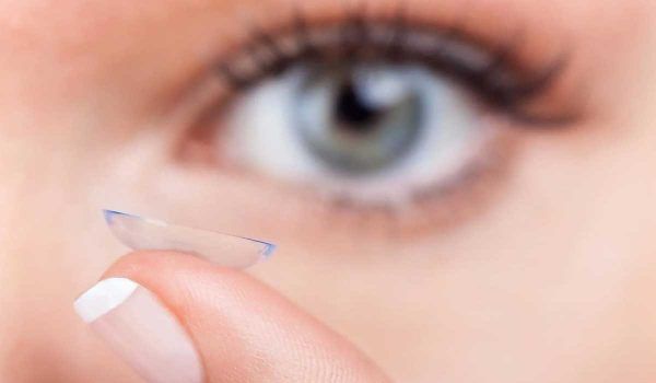 الامارات | تحذير لمرتدي العدسات اللاصقة أثناء النوم!