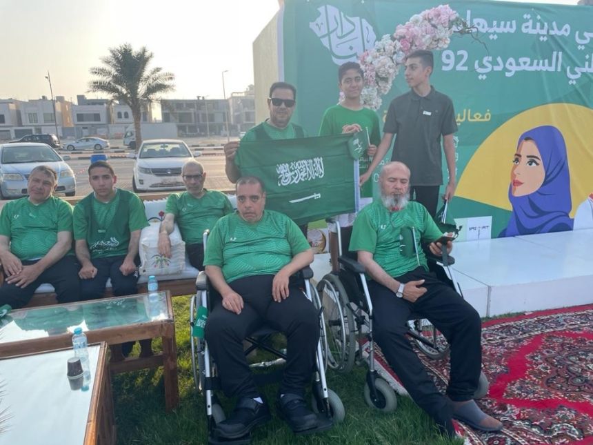 سيهات.. ”سعادة“ يرعى 100 مسن ويُنشئ ناديًا اجتماعيًا