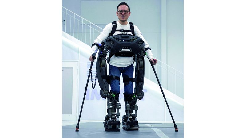 الامارات | «الرجل الحديدي» يساعد مرضى الشلل النصفي على المشي