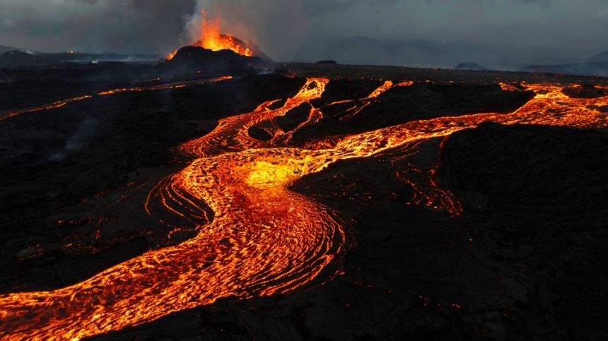 يهدد سكان هاواي.. أنشط البراكين في العالم يثور مجددًا