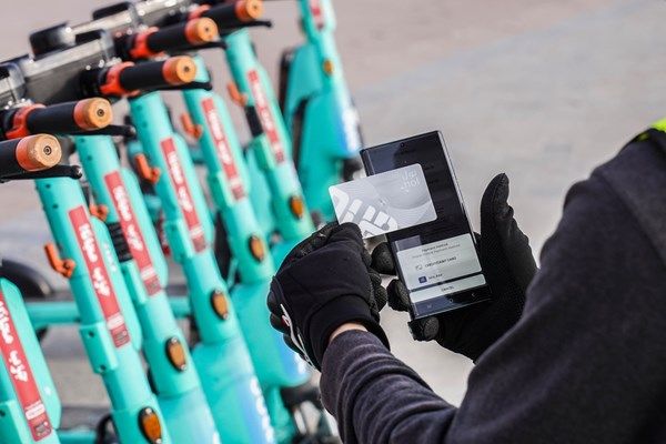 "طرق دبي" تدرج بطاقة نول كوسيلة دفع لاستخدام السكوتر الكهربائي