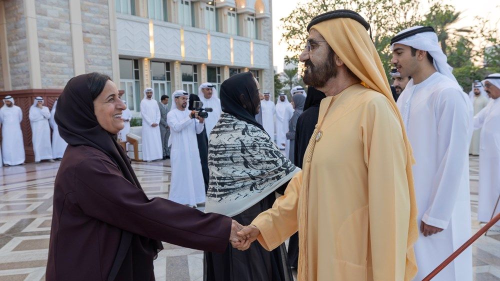 محمد بن راشد يلتقي جمعاً من الشيوخ وأعيان البلاد وكبار المسؤولين