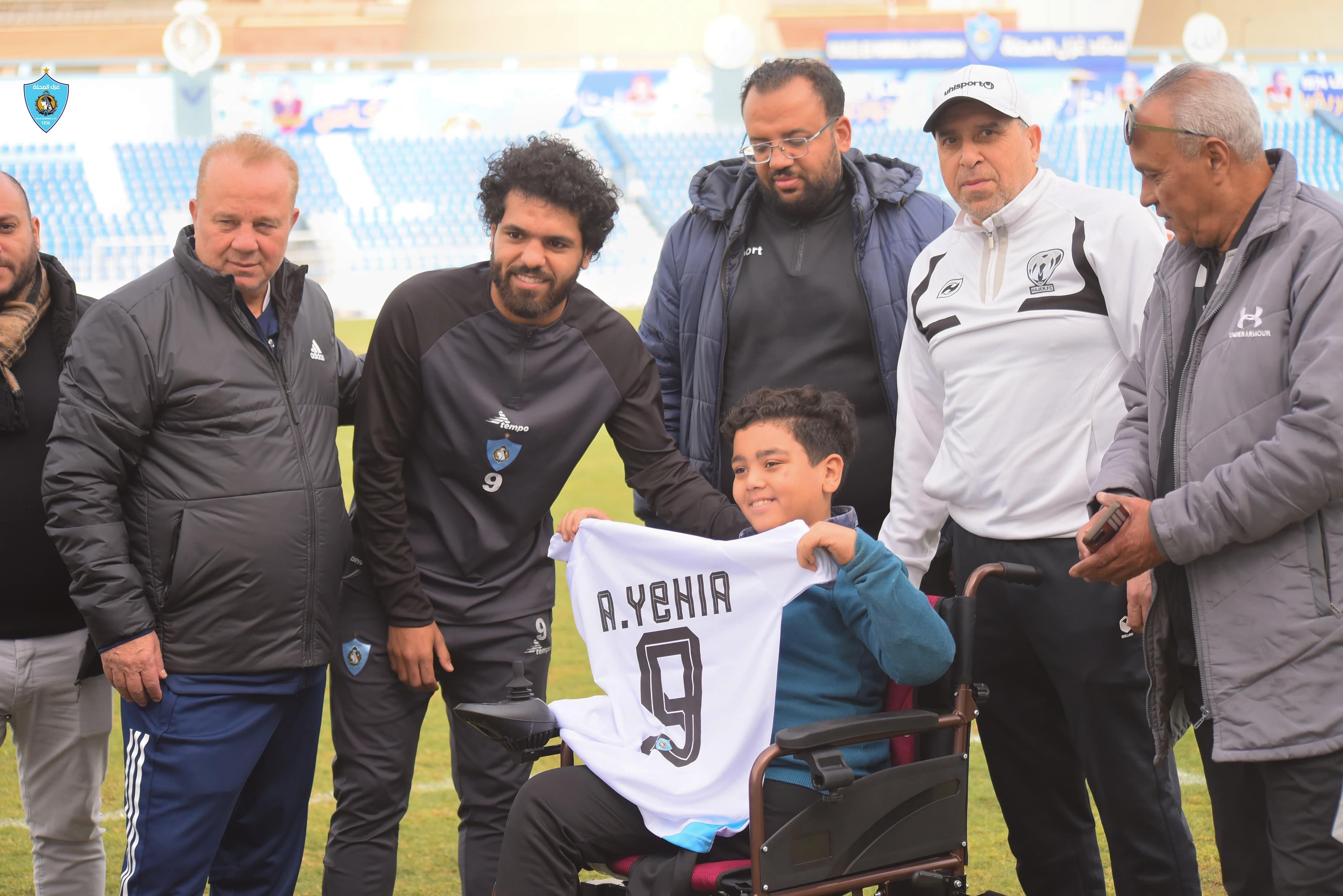 غزل المحلة يكرم الطفل بدر عقب ظهوره في مباراة الاتحاد السكندرى .. صور