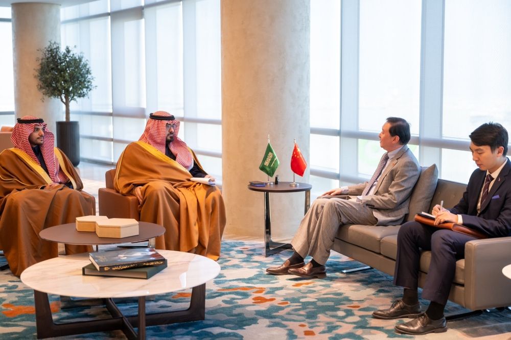 وزير الاقتصاد يناقش تعزيز الاستثمار والتجارة مع السفير الصيني