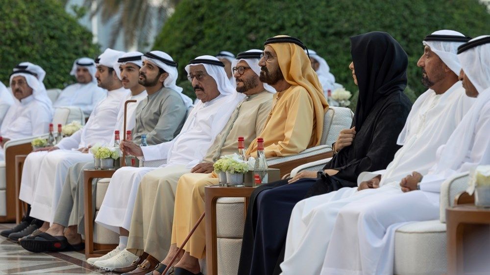 محمد بن راشد يلتقي جمعاً من الشيوخ وأعيان البلاد وكبار المسؤولين