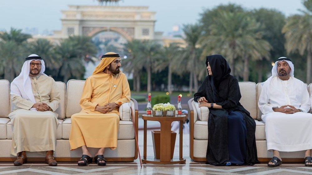 محمد بن راشد يلتقي جمعاً من الشيوخ وأعيان البلاد وكبار المسؤولين