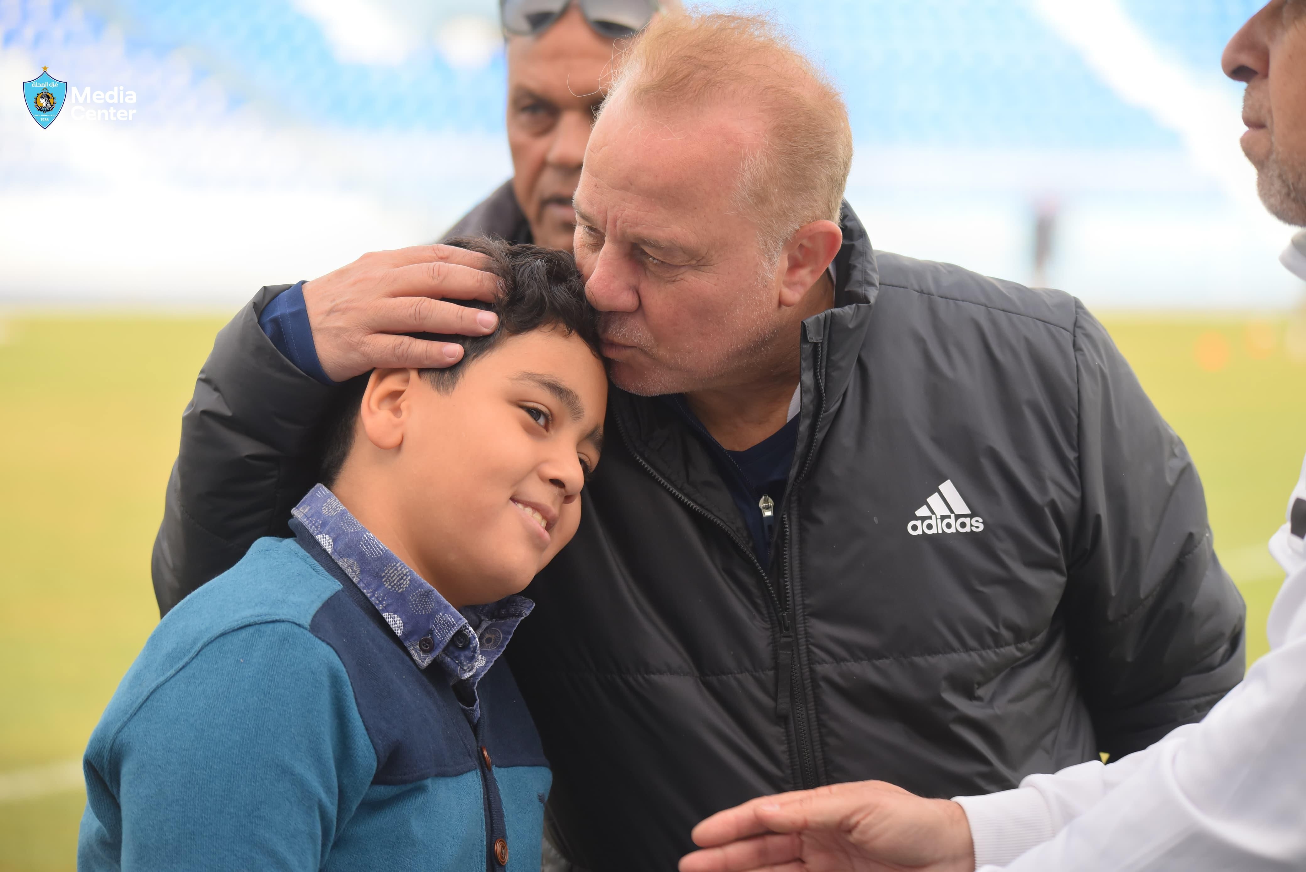 غزل المحلة يكرم الطفل بدر عقب ظهوره في مباراة الاتحاد السكندرى .. صور