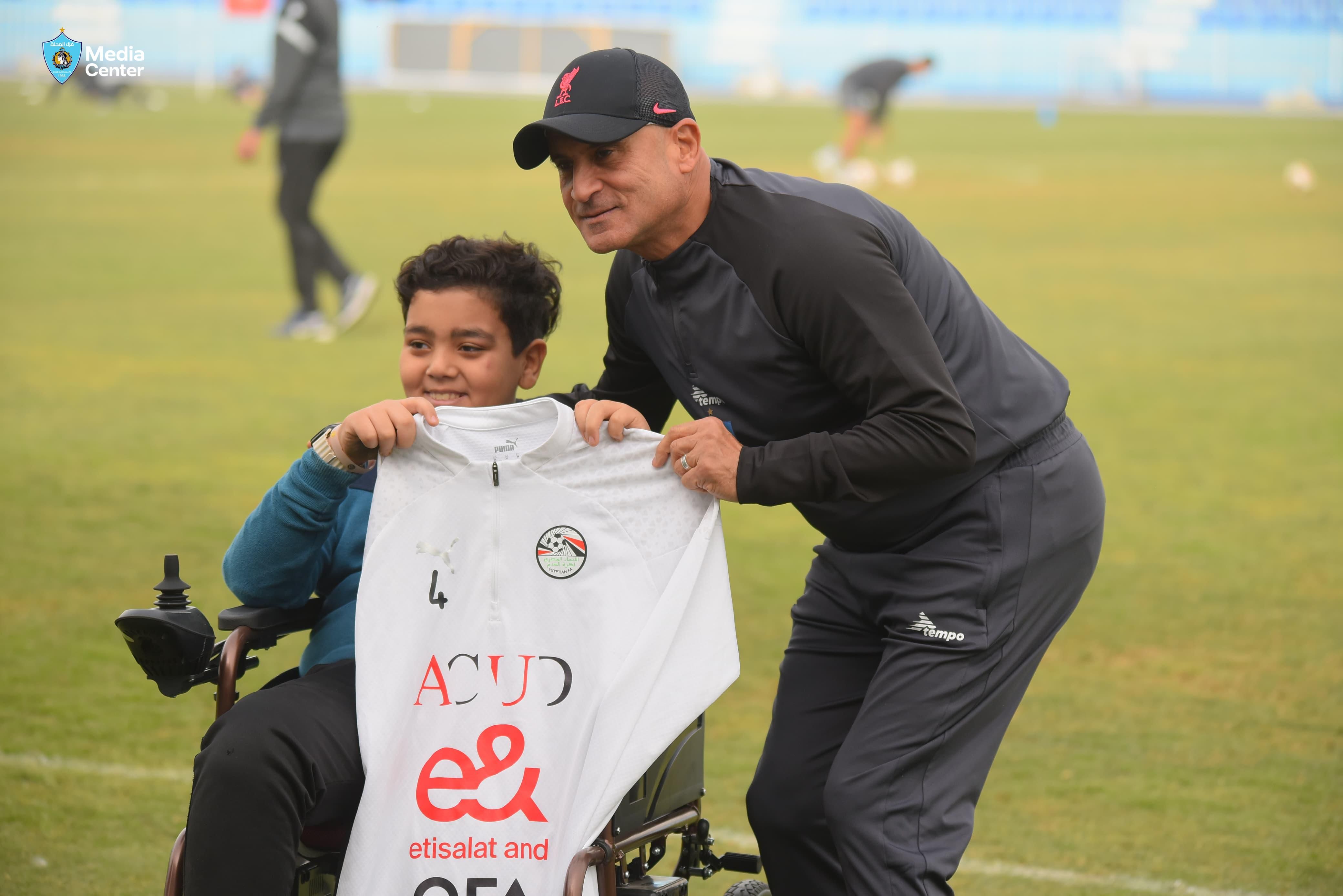 غزل المحلة يكرم الطفل بدر عقب ظهوره في مباراة الاتحاد السكندرى .. صور