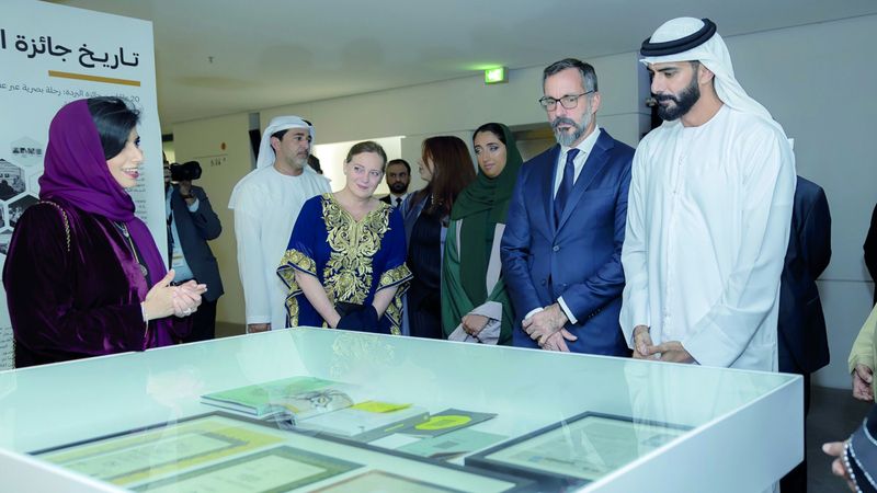 الامارات | 60 تحفة فنية في معرض «كالشمس تظهر للعينين من بُعدٍ»