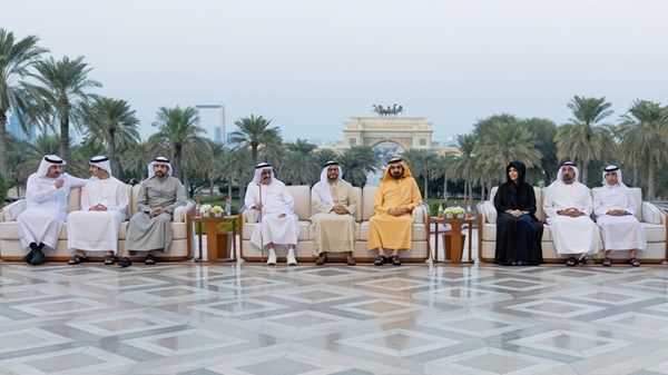 محمد بن راشد يلتقي جمعاً من الشيوخ وأعيان البلاد وكبار المسؤولين