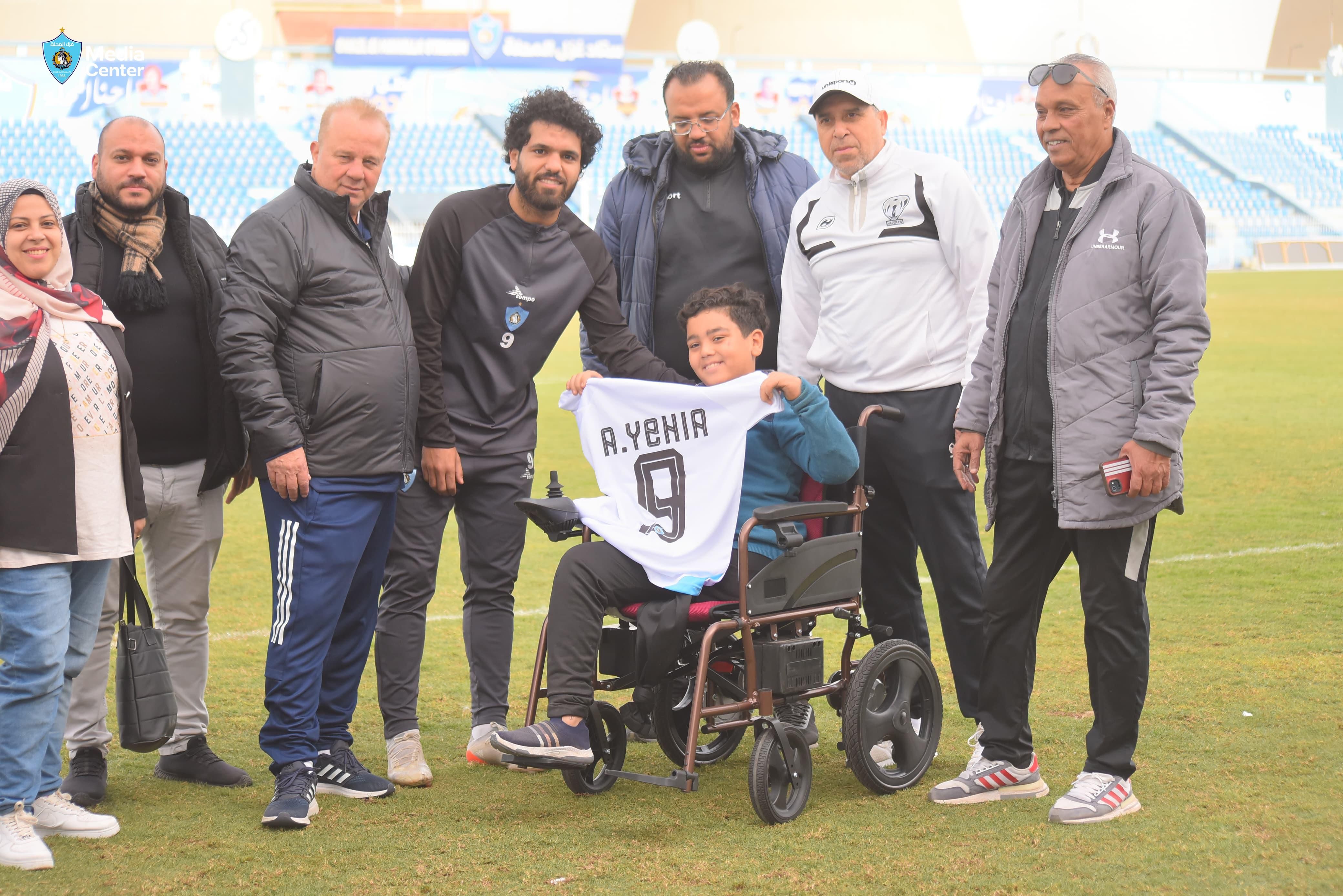 غزل المحلة يكرم الطفل بدر عقب ظهوره في مباراة الاتحاد السكندرى .. صور