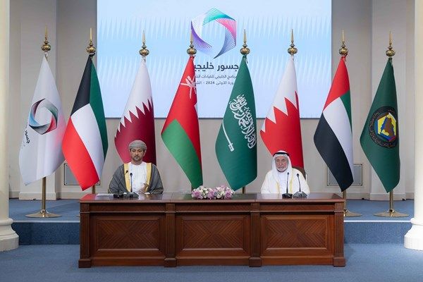 حاكم الشارقة يستقبل المشاركين في برنامج «جسور خليجية»