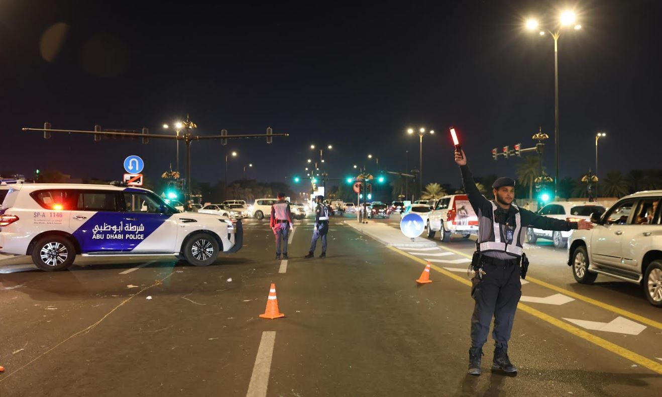 الامارات | شرطة أبوظبي تحرر 670 مُخالفة مرورية لغير الملتزمين بإرشادات احتفالات عيد الاتحاد
