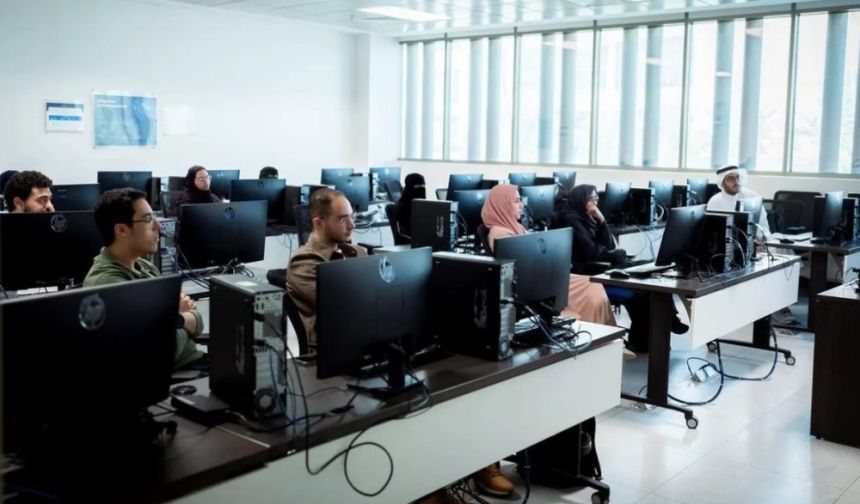 30 فريقًا من 15 جامعة سعودية يتأهلون إلى نهائي مسابقة "أذكى U"