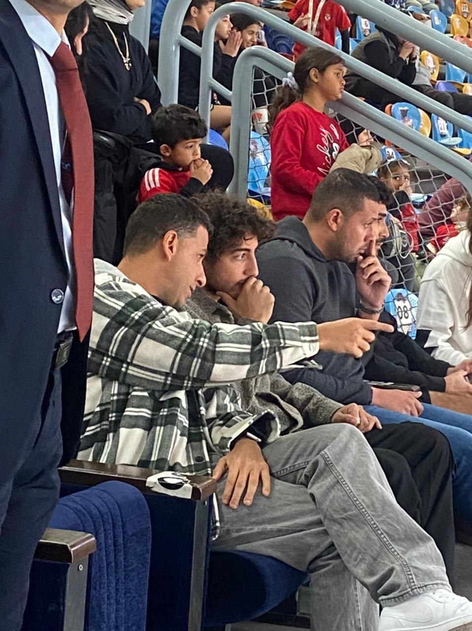 محمد هانى يدعم رجال سلة الأهلى أمام الاتحاد فى نهائى دورى المرتبط.. صور