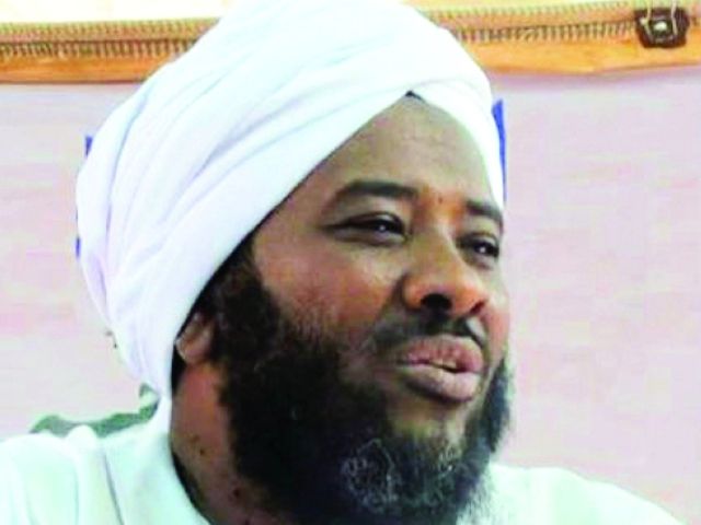 شاهد.. الشيخ الراحل محمد سيد حاج يرد على “عسكري” بإحدى المطارات العربية خاطبه بكلمة “يا زول” دون أن يفهم معناها: (هذا هو معناها ويفهمه العرب الأصليين)