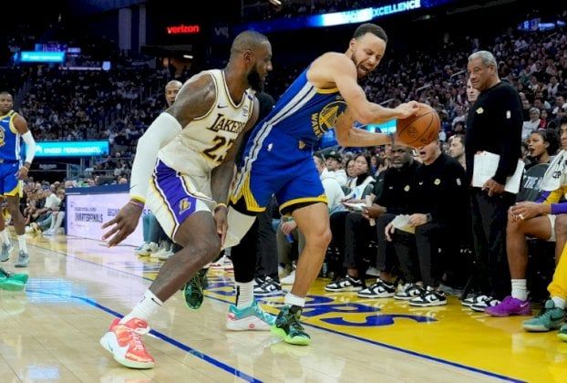 أن بي ايه: جيمس يحسم المواجهة الكلاسيكية مع كوري بقيادة ليكرز إلى الفوز على ووريرز