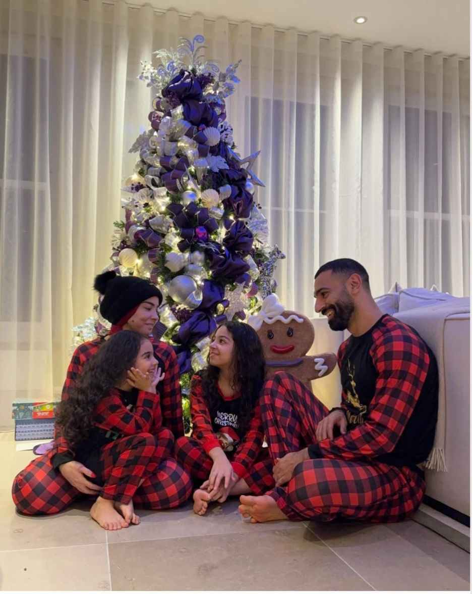 جدل يتجدد كل عام.. محمد صلاح ينشر "صورة الكريسماس" مع عائلته (صورة)