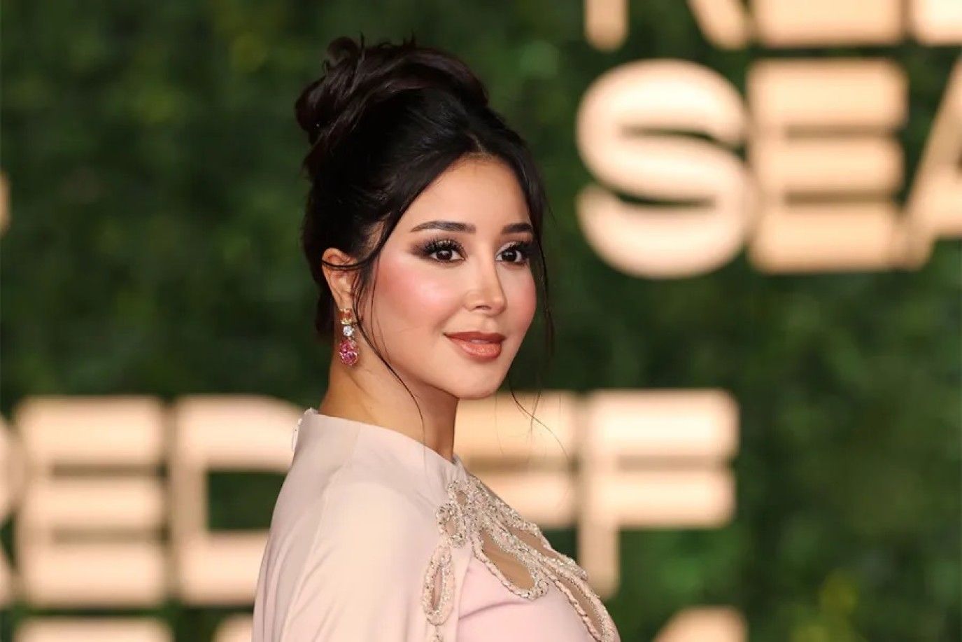 أجمل تسريحات شعر سهلة وأنيقة لحفل نهاية العام على طريقة النجمات