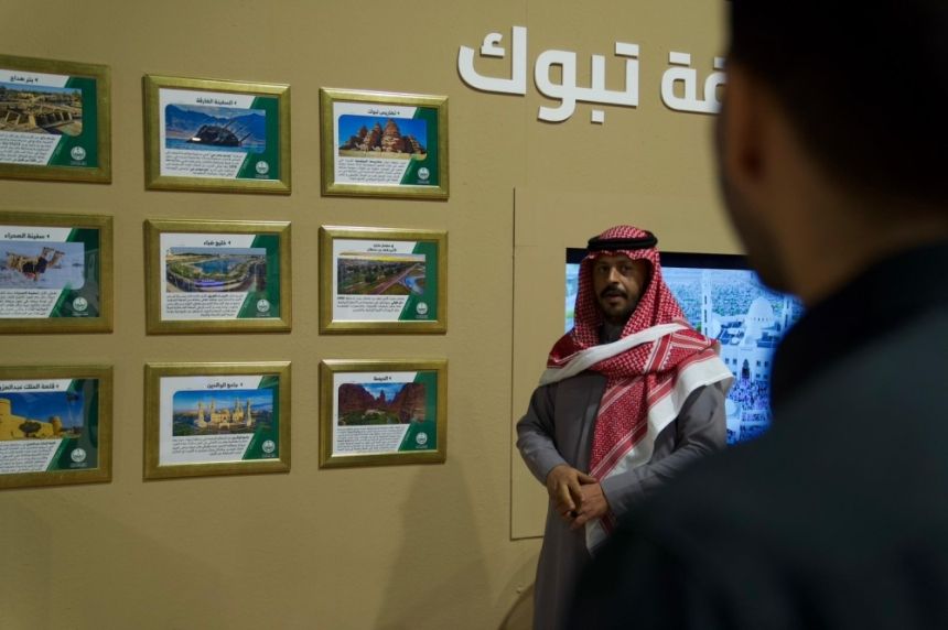 تاريخ وأصالة تبوك تجذب زوار معرض "واحة الأمن" في الصياهد