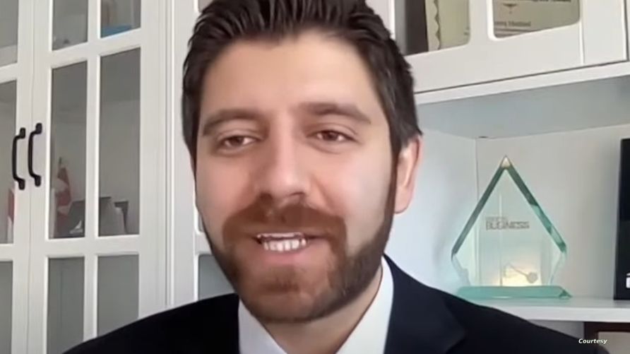 بـ”الشوكولاتة”.. كيف تحوّل سوري إلى “أيقونة” بين اللاجئين في كندا؟