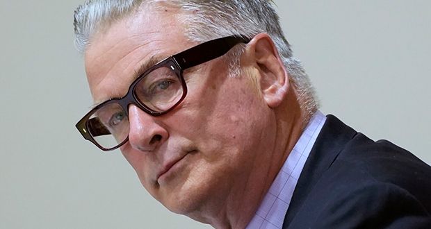 تبرئة أليك بولدوين نهائياً في قضية إطلاق النار بموقع “راست”