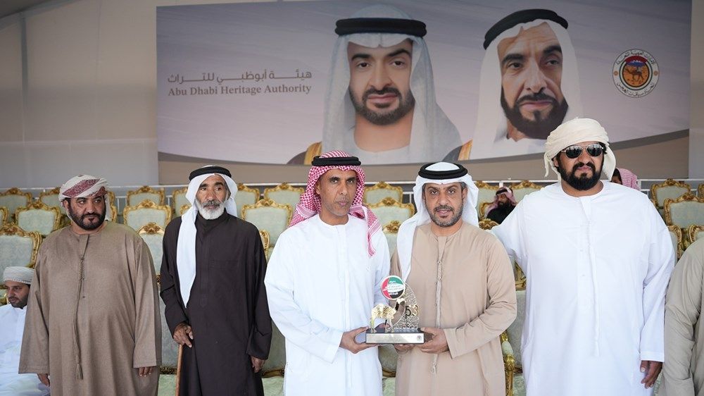 تتويج الفائزين في مهرجان محمد بن زايد لسباقات الهجن ومزاينة الإبل