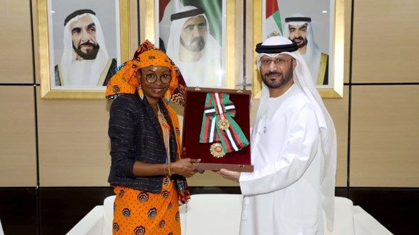 رئيس الدولة يمنح رئيسة رابطة النساء والشعوب الأصلية في تشاد «وسام زايد الثاني من الطبقة الأولى»