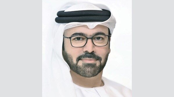 محمد القرقاوي يجري اتصالاً مرئياً مع سهل الحياري لإبلاغه بالفوز بجائزة نوابغ العرب