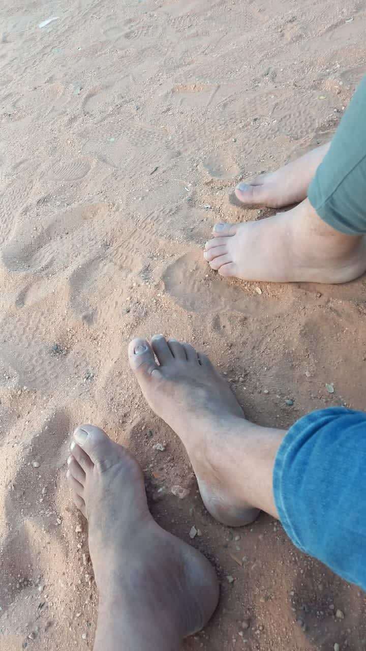 صورة مؤلمة لأحد المسافرين عقب انتظار طويل في منفذ الوديعة